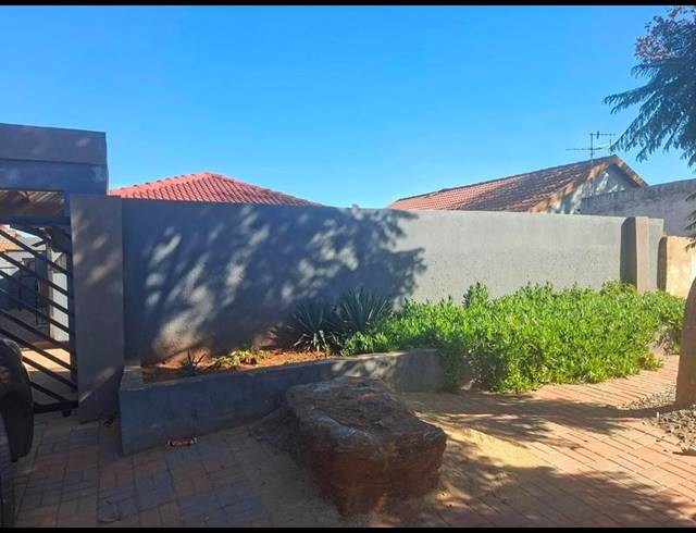 3 BEDROOM HOUSE FOR SALE IN PROTEA NORTH